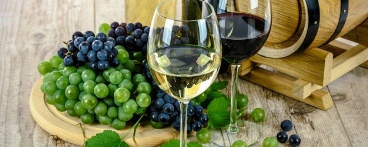 wine-1761613_640 france travel guide